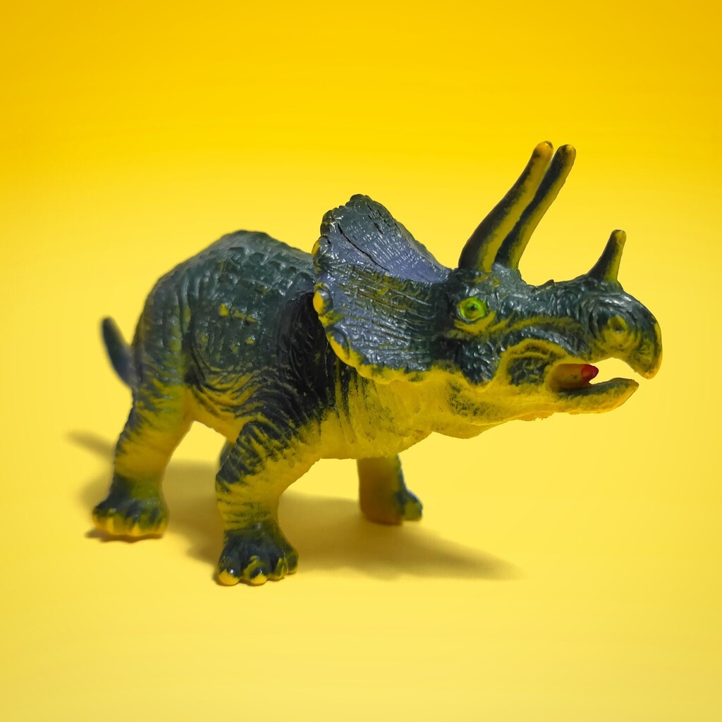 Tread78's tweet photo. #dinosaur #toy #closeup #phonephotography #retouching #closeupshot #closeupphoto #dino #colour https://t.co/rG7E4LRFJZ https://t.co/R9TqujTXki