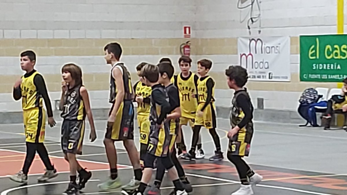 BVM2012's tweet photo. 💛Imprenta Cervantes BVM2012 vs Seattle Garden BVM2012🖤
Entretenido partido jugado hoy entre los 2 equipos BVM en la categoría Alevín Masculino.
Han disfrutado y hemos disfrutado.
¡A estos niños les gusta el baloncesto!
¡Seguimos trabajando!

#orgullodecantera
#bvm2012 https://t.co/IIzGxkz0B2