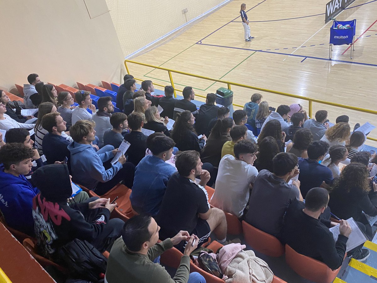 CAVEsquimo's tweet photo. GRACIAS!! 😊Enorme ambientazo ayer en Los Montecillos. Estas cosas no las cambiamos por nada. Gracias afición 💙✨ #1ªVictoriaEnCasa #SomosVoleibol #Esquimo #DosHermanas #OnTheTop #Eternas https://t.co/pWTc4oErdx