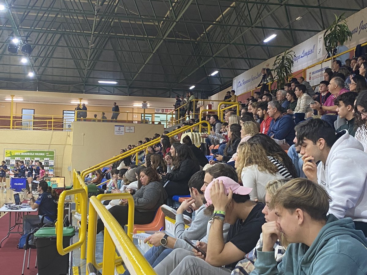 CAVEsquimo's tweet photo. GRACIAS!! 😊Enorme ambientazo ayer en Los Montecillos. Estas cosas no las cambiamos por nada. Gracias afición 💙✨ #1ªVictoriaEnCasa #SomosVoleibol #Esquimo #DosHermanas #OnTheTop #Eternas https://t.co/pWTc4oErdx