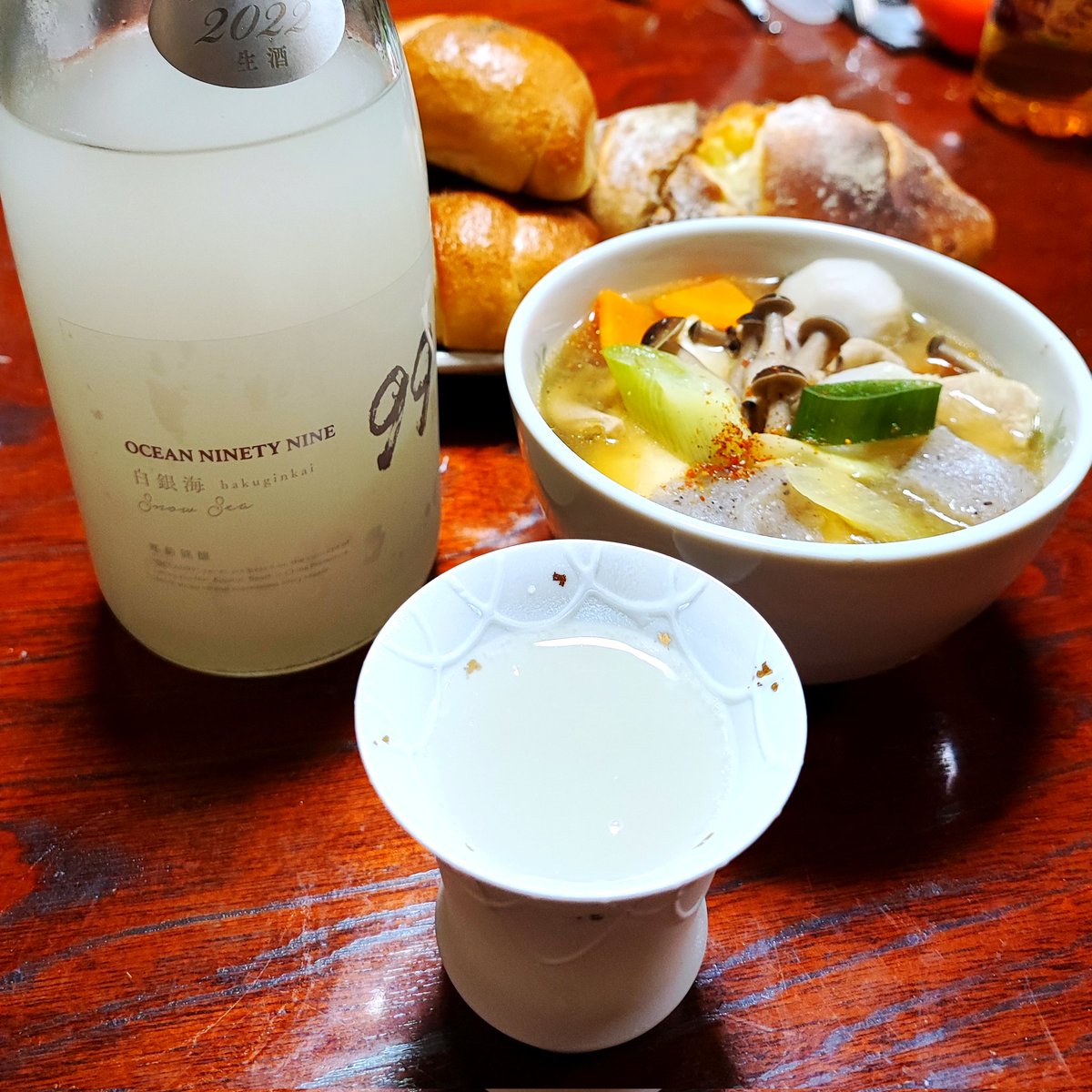 PiPmt47's tweet photo. 寒菊銘醸のOCEAN99白銀海、すごく美味しい。
見た感じから上品な印象だったので、杯もいつものから、ちょっと変えてみた。
今も美味しいけど、真夏の暑い日に凍るぐらいキンキンに冷やして呑んだら、もっと美味しくなりそう(笑
#寒菊
#にごり酒 https://t.co/wh4YjZDcoI