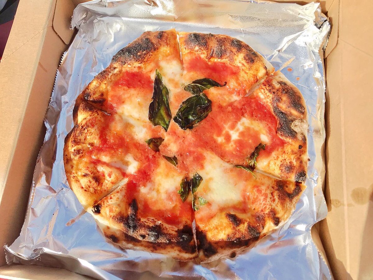 jack54080478's tweet photo. ささき牧場さんでコラボ出店の天然酵母ピッツァorioriさんで昼食。
●ささき牧場さんのチーズを使ったマルゲ��ータ¥1,000
●鮭と里芋のゆず味噌ピッツァ¥1,400
鮭と里芋のピザのほのかなゆず味噌の風味も、王道マルゲリータも美味しかった♪
#福島県福島市 #福島市佐原川久保 #ピッツァ #oriori #ピザ https://t.co/NaWPkBqfmV