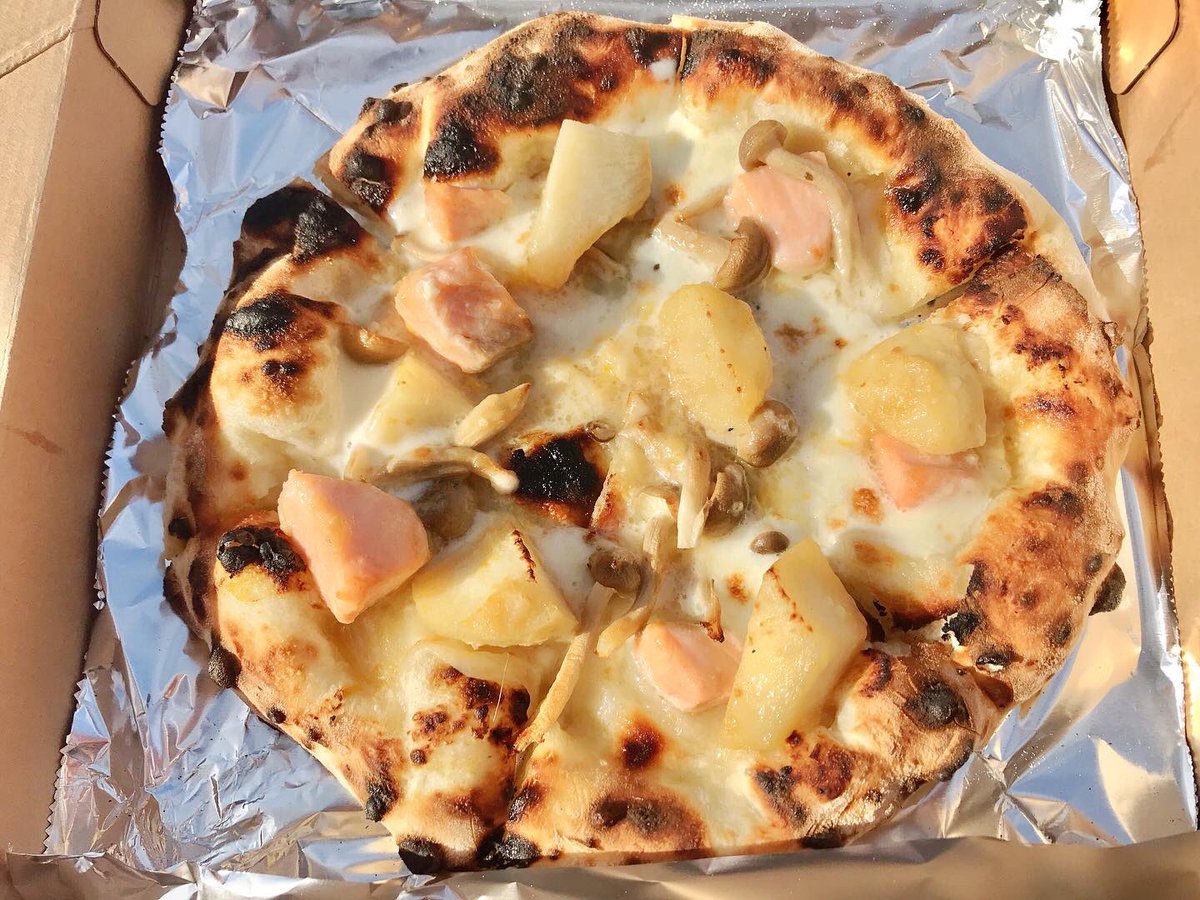 jack54080478's tweet photo. ささき牧場さんでコラボ出店の天然酵母ピッツァorioriさんで昼食。
●ささき牧場さんのチーズを使ったマルゲ��ータ¥1,000
●鮭と里芋のゆず味噌ピッツァ¥1,400
鮭と里芋のピザのほのかなゆず味噌の風味も、王道マルゲリータも美味しかった♪
#福島県福島市 #福島市佐原川久保 #ピッツァ #oriori #ピザ https://t.co/NaWPkBqfmV
