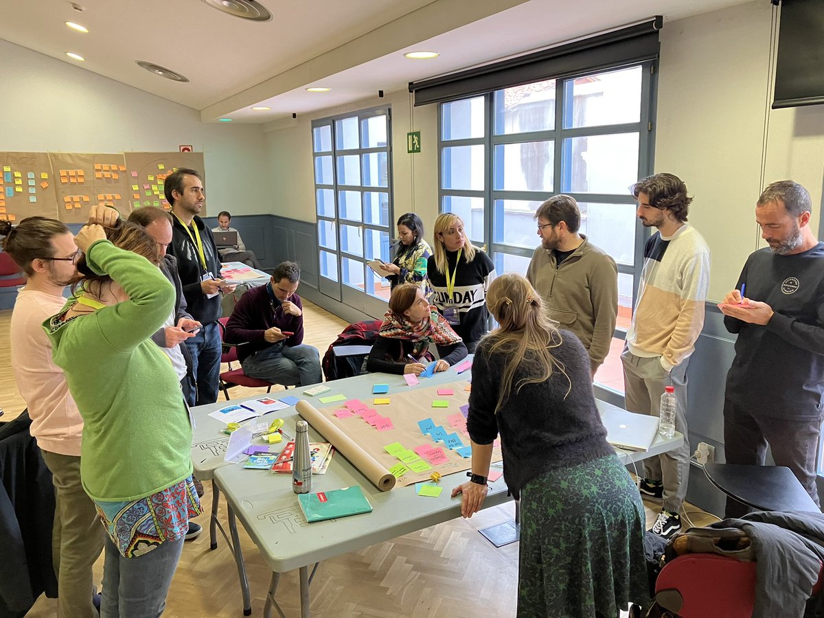 CantabriaFilm's tweet photo. Seguimos compartiendo, generando, aprendiendo. Potenciando el sentimiento de comunidad, de ayuda a que todos los proyectos avancen. Ésta es una de las claves del taller de impulso 🙌🏻📚📚📚🎬 #DCP16 #GeneraciónDCP https://t.co/1uXGe0Pr6A