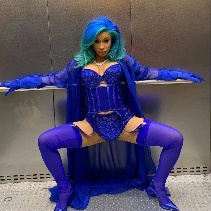 KylieHopkinsX's tweet photo. Retweet for Nicki and like for Cardi 👇🥰 https://t.co/Nmauene1Wo