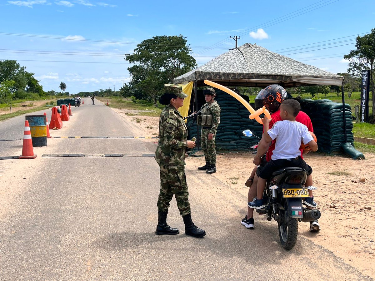 Ejercito_Div8's tweet photo. Nuestros soldados del Batallón de Ingenieros de Combate N.°18 del @COL_EJERCITO, en cumplimiento del Plan Integral de Seguridad Santa Bárbara, despliegan todas su capacidades en pro de la seguridad de la población #Araucana.
#ViajesSeguro https://t.co/TzVj2MW20o