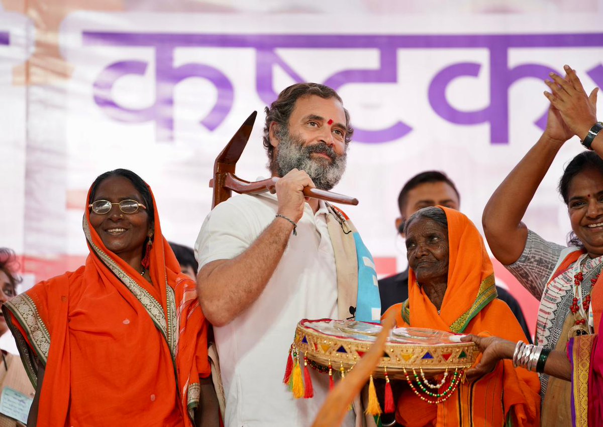 INCMP's tweet photo. आज #BharatJodoYatra के दौरान महाराष्ट्र में श्री @RahulGandhi , 'आदिवासी कष्टकारी महिला सम्मेलन' में पहुंचे एवं आदिवासी महिलाओं को संबोधित किया। 

कांग्रेस आप सभी से वादा करती है कि आदिवासियों को उनके जल-जंगल-जमीन के अधिकार वापस दिलाएगी। https://t.co/VqNRVuv1GR