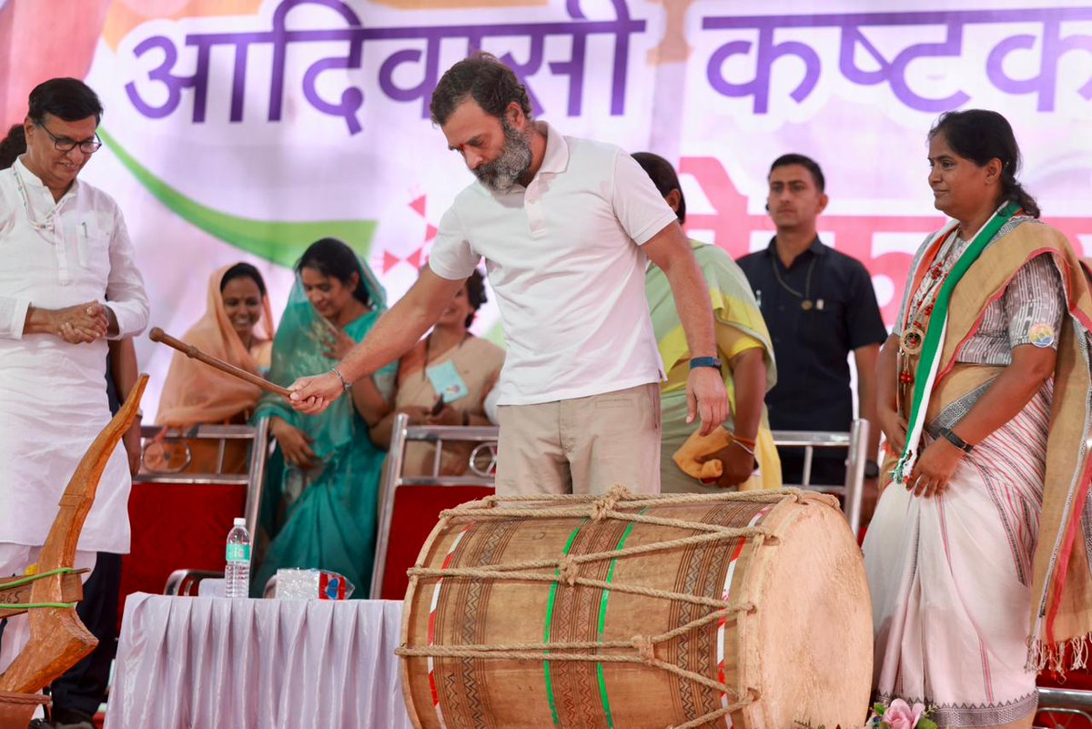 INCMP's tweet photo. आज #BharatJodoYatra के दौरान महाराष्ट्र में श्री @RahulGandhi , 'आदिवासी कष्टकारी महिला सम्मेलन' में पहुंचे एवं आदिवासी महिलाओं को संबोधित किया। 

कांग्रेस आप सभी से वादा करती है कि आदिवासियों को उनके जल-जंगल-जमीन के अधिकार वापस दिलाएगी। https://t.co/VqNRVuv1GR