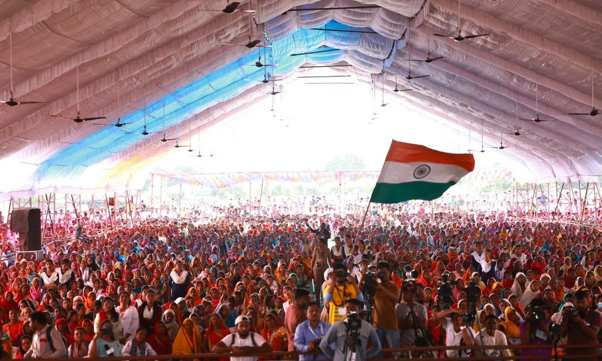 INCMP's tweet photo. आज #BharatJodoYatra के दौरान महाराष्ट्र में श्री @RahulGandhi , 'आदिवासी कष्टकारी महिला सम्मेलन' में पहुंचे एवं आदिवासी महिलाओं को संबोधित किया। 

कांग्रेस आप सभी से वादा करती है कि आदिवासियों को उनके जल-जंगल-जमीन के अधिकार वापस दिलाएगी। https://t.co/VqNRVuv1GR