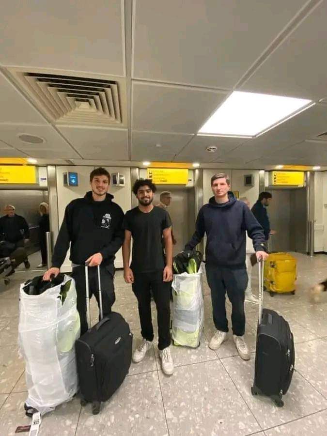 imransaeekhan's tweet photo. پاکستان میں 15 ۔۔15 موبائل وین اور کمانڈوز کے پروٹوکول میں گھومنے والے جب لندن پہنچے تو بیگ اُٹھانے والا بھی کوئی نہیں 
اور ہاں ان کے ابا جی نے پاکستان سے VIP کلچر ختم کرنا تھا😁 @MaryamNSharif @NawazSharifMNS @iranbutt85 @PresPMLNPunjab https://t.co/y6kUSMIX8Z