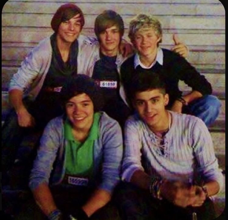 _andreea_lb's tweet photo. Ganemos o no lo q han conseguido estos chicos se merece un premio, q 7 años después consigan q miles de personas se muevan y voten por ellos es algo q dice mucho 

I'm voting for #OneDirection "Story Of My Life" (2013) for best performance #AMAsFanFavorite       at the #AMAs https://t.co/3tfzTZrLo3