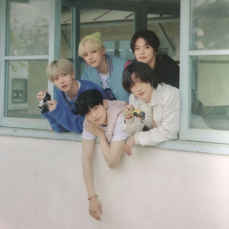 TXTUNOFFlClAL's tweet photo. LETS GO ALL OUT! lets try 4k rts! RT AND TWEETS BOTH COUNT AS VOTE SO PLS RT THE TWEETS U SEE WITH THE TAGS!

I'm voting for TOMORROW X TOGETHER (@TXT_members) for Favorite K-Pop Artist at the #AMAs https://t.co/G8fR282xaH