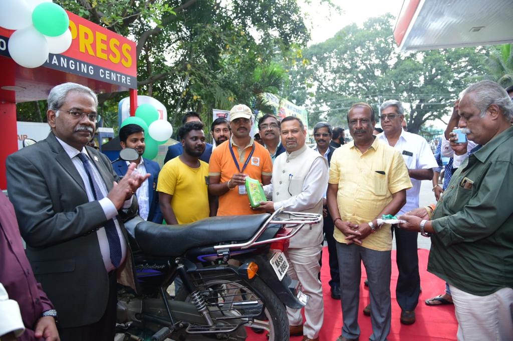ED &amp; KASO , Sri Gur Prasad, alongwith GM (RS-II) Sri T Palanikumar, CGM-lubes Shri K Prasad &amp; DRSH Shri Sunil Kumar Mishra inaugurated QLOC machine at M/s Mahadeshwara FP, Mysore 
<a href="/AkhauriEd/">Amitabh Akhauri, ED(Retail Sales - S&W), IndianOil</a> 
<a href="/karnataka_ioc/">IOCL Karnataka</a> 
<a href="/tpalanikumarioc/">T Palanikumar</a>