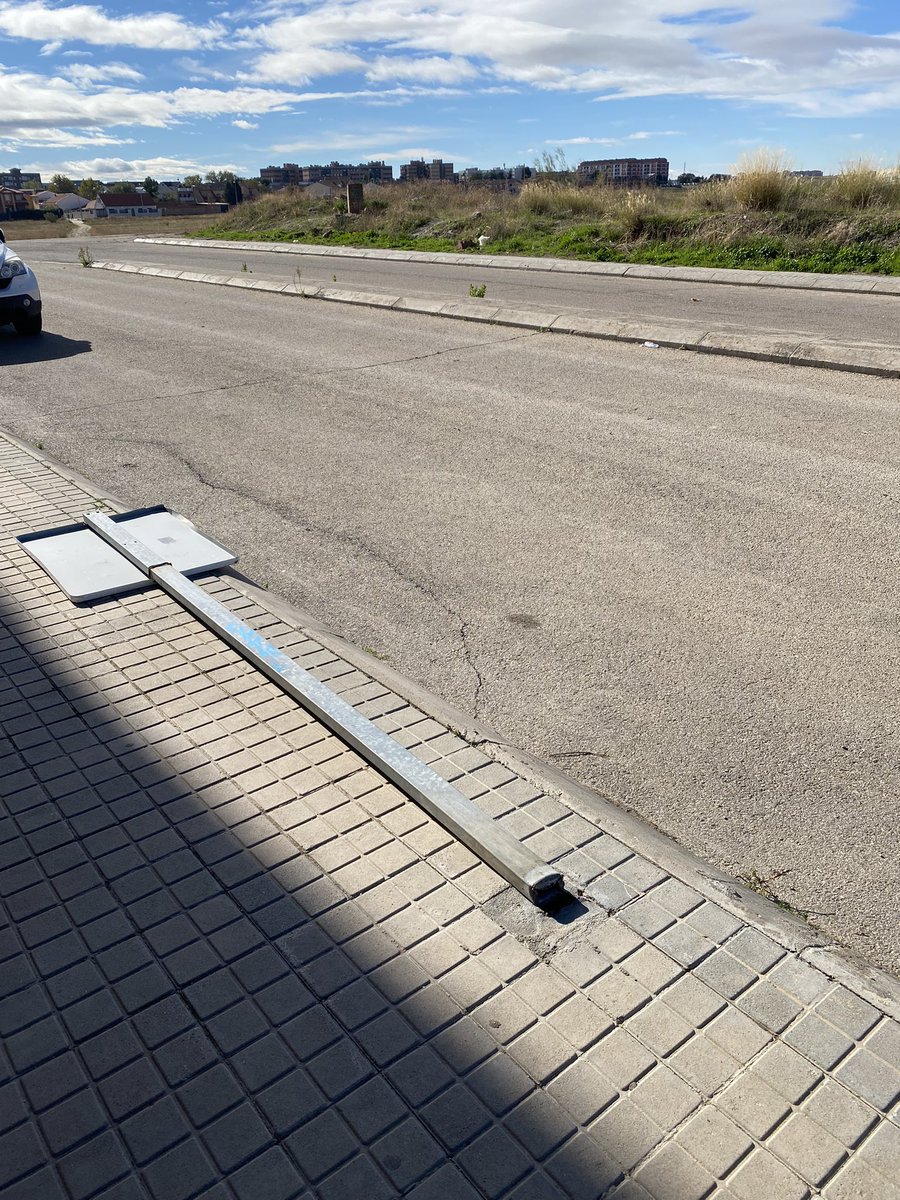 k3nd3r's tweet photo. La señal en el suelo el viernes. Se avisa a la policía local que dicen que se pasan a verlo.
Hoy domingo la señal sigue ahí. Es de suponer que se han pasado y que lo ven correcto. @AytCiempozuelos a ver dónde acaba la señal mañana… https://t.co/16FpfjT5n7