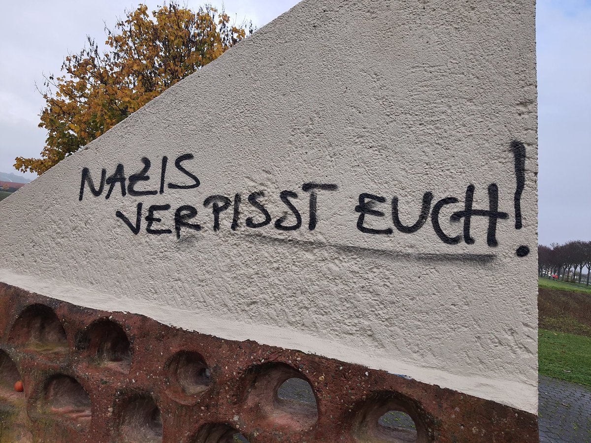 RKameradschaft's tweet photo. Leute Leute schämt euch !!!
Diesen  gefallen werden wir euch nicht tun! Wir kommen wieder und immer wieder ! #Gedenken #Bretzenheim https://t.co/ZzeqqRZSZd