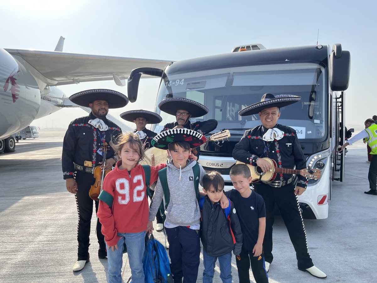 qatarairwaysar's tweet photo. كان باستقبال الطائرة سعادة سفير المكسيكي السيد جييرمو أوردوريكا، وقد تم الترحيب بوصول المشجعين بعرض موسيقي للفرقة المكسيكية🎻🎷🇶🇦

#MariachiPower
#MATCHHospitality
#OfficialHospitality
#OfficialHospitality2022 https://t.co/XOqABfjcqi
