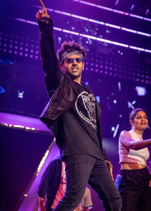 JogiraK's tweet photo. Treat for eyes 😍
#KartikAaryan spotted rehearsing for his CLOSING ACT for #IFFI53 in Goa @TheAaryanKartik #Zigzag #ChopperStep #Freddy #BhoolBhulaiyaa2 https://t.co/WQNMiIglRF