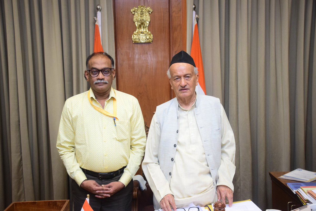 MaharashtraNSS's tweet photo. Regional Director NSS met His Excellency Hon'ble Governor of Maharashtra at Raj Bhavan Mumbai and briefed about the visit of Central Asian Countries Delegates to Mumbai organised by MoYAS @_NSSIndia @Anurag_Office @pankajsinghips @PMOIndia @NisithPramanik https://t.co/vZhf37eyeg