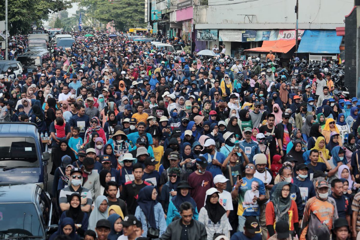 aniesbaswedan's tweet photo. Senang sekali bisa mengikuti jalan sehat bersama ribuan warga yang memadati Alun-Alun Ciamis tadi pagi.

Insya Allah dari Ciamis kita kirimkan pesan perubahan ke seluruh Indonesia.

Ciamis Manis 
Manjing Dinamis
Hatur Nuhun https://t.co/TvJPT91ftq