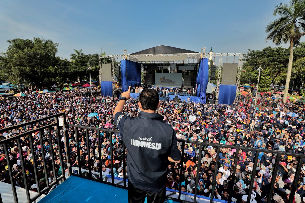 aniesbaswedan's tweet photo. Senang sekali bisa mengikuti jalan sehat bersama ribuan warga yang memadati Alun-Alun Ciamis tadi pagi.

Insya Allah dari Ciamis kita kirimkan pesan perubahan ke seluruh Indonesia.

Ciamis Manis 
Manjing Dinamis
Hatur Nuhun https://t.co/TvJPT91ftq