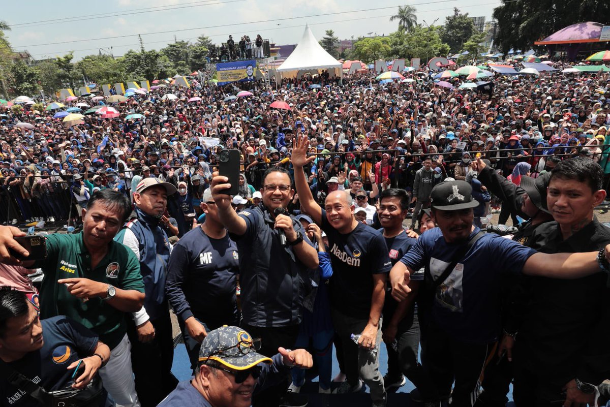 aniesbaswedan's tweet photo. Senang sekali bisa mengikuti jalan sehat bersama ribuan warga yang memadati Alun-Alun Ciamis tadi pagi.

Insya Allah dari Ciamis kita kirimkan pesan perubahan ke seluruh Indonesia.

Ciamis Manis 
Manjing Dinamis
Hatur Nuhun https://t.co/TvJPT91ftq