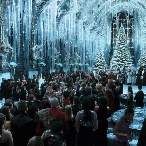 ⠀
Malam telah menghampiri Hogwarts dan Great Hall yang dihias sedemikian rupa untuk acara malam ini pun telah dipenuhi murid yang antusias untuk putus dari Hogwarts *sedih*.
⠀