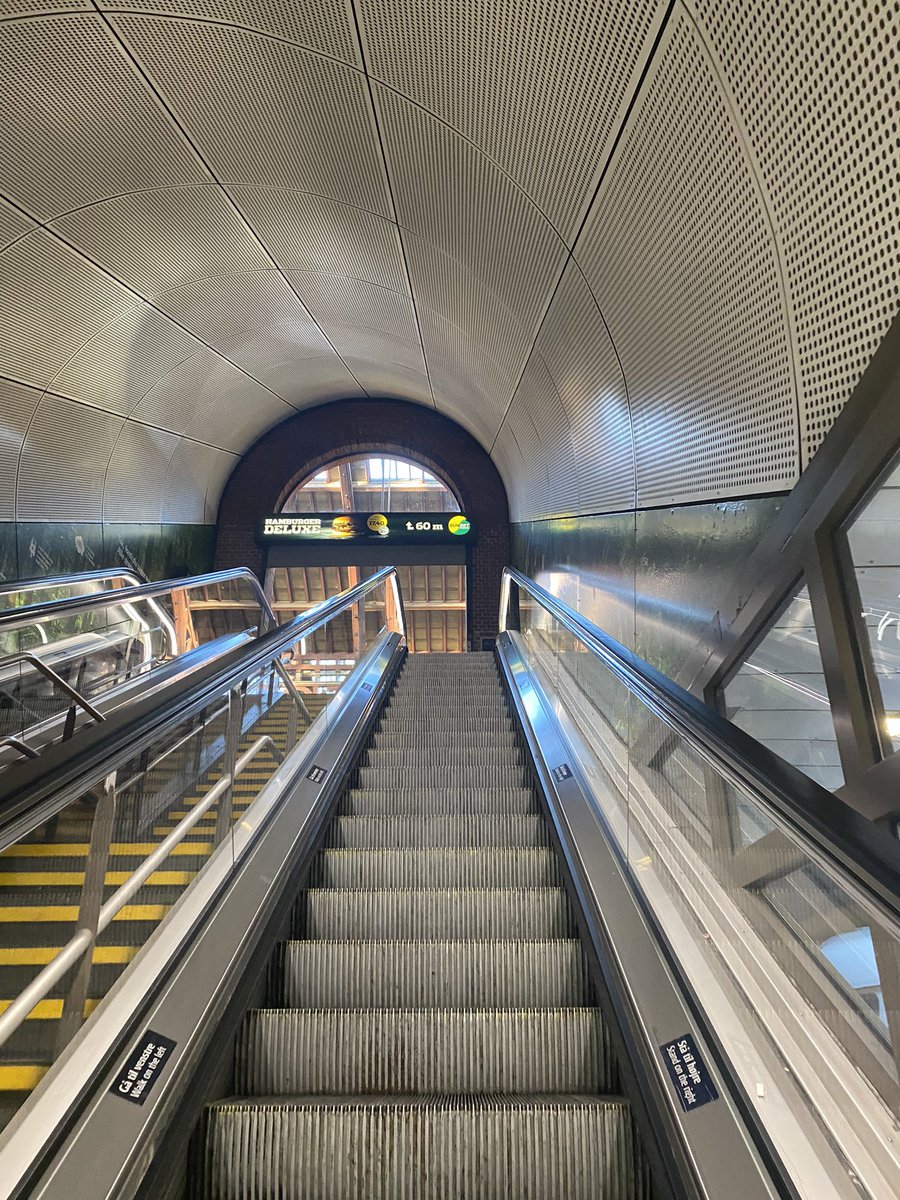 Kan umuligt være den eneste, som stadig drømmer om at blive stoppet af TV2 på de her rulletrapper