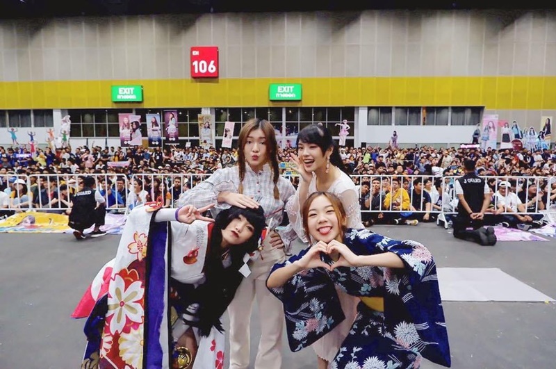 to_tsukitaiyou's tweet photo. คิดถึงเมื่อก่อนเลย สี่เทพชอบยืนประมาณนี้ ตำแหน่งการยืนที่ถูกต้อง 555555555555+

#JennisBNK48 #CherprangBNK48 
#PunBNK48 #MusicBNK48 
#JiwaruDAYSTH_1stPerf https://t.co/dayqrpISh0