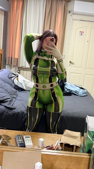 Buen día, este es mi traje para el evento de hoy. Es Tsuyu de BNHA 🐸 https://t.co/L7ZfcQkSbl