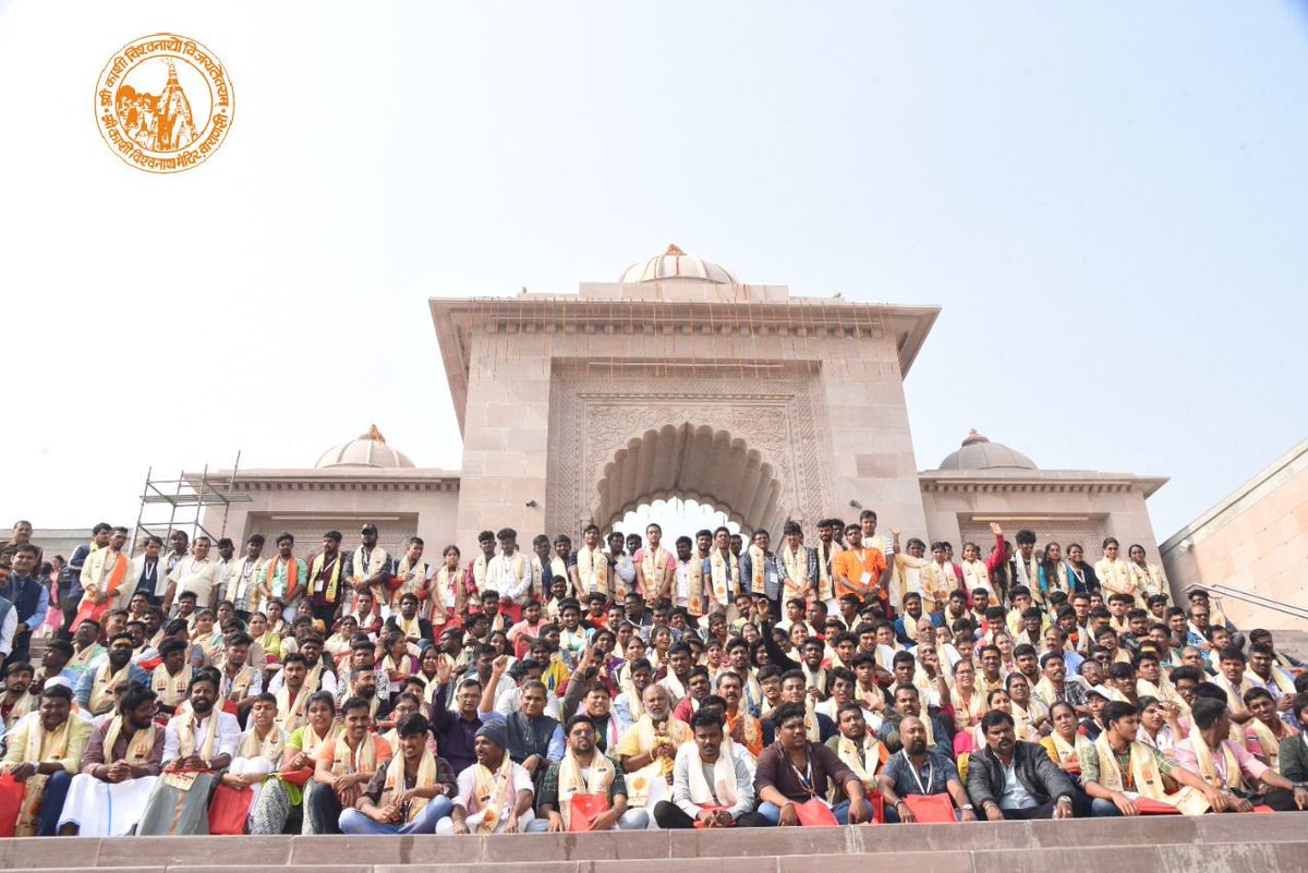 ShriVishwanath's tweet photo. काशी तमिल समागम के दूसरे दिन रविवार को बाबा विश्वनाथ और माता अन्नपूर्णा का दर्शन पूजन करने पहुंचे लगभग 300 की संख्या में तमिल भाषी छात्रों का मंदिर प्रशासन की ओर से डमरु वादन, पुष्प वर्षा और स्वस्ति वाचन के साथ भव्य स्वागत से अभिभूत हुए। @drsunilverma28 
#ShriKashiVishwanath https://t.co/UFqxSMa5vW