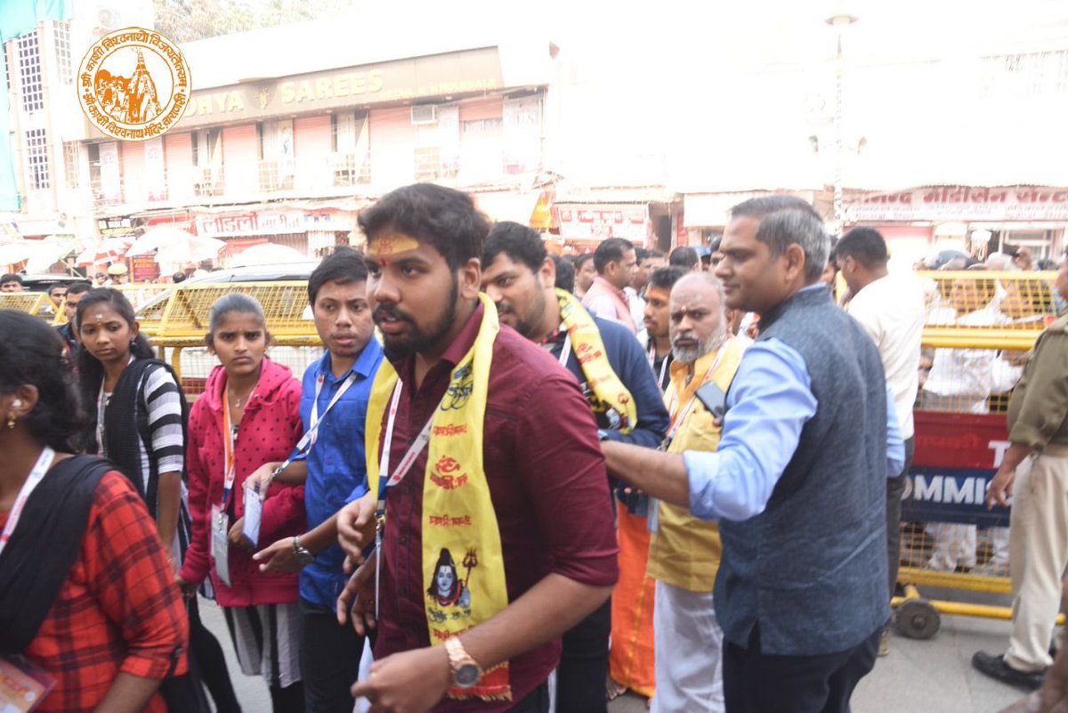 ShriVishwanath's tweet photo. काशी तमिल समागम के दूसरे दिन रविवार को बाबा विश्वनाथ और माता अन्नपूर्णा का दर्शन पूजन करने पहुंचे लगभग 300 की संख्या में तमिल भाषी छात्रों का मंदिर प्रशासन की ओर से डमरु वादन, पुष्प वर्षा और स्वस्ति वाचन के साथ भव्य स्वागत से अभिभूत हुए। @drsunilverma28 
#ShriKashiVishwanath https://t.co/UFqxSMa5vW