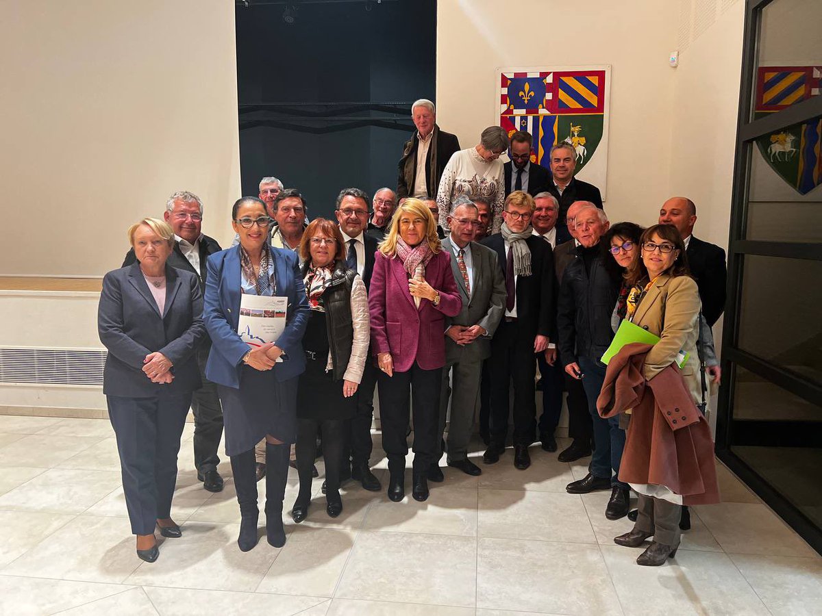 _DidierParis's tweet photo. #TdFR | Avec @MFesneau et @FaureDominique à l’occasion de l’AG des @Maires_Ruraux 🌳
Dans un département à forte composante agricole, nous avons rappelé à quel point les enjeux de l’agriculture et des ruralités étaient liés 🚜
Écoute, pédagogie et co-construction sont les clés. https://t.co/DHyzfrEQQp