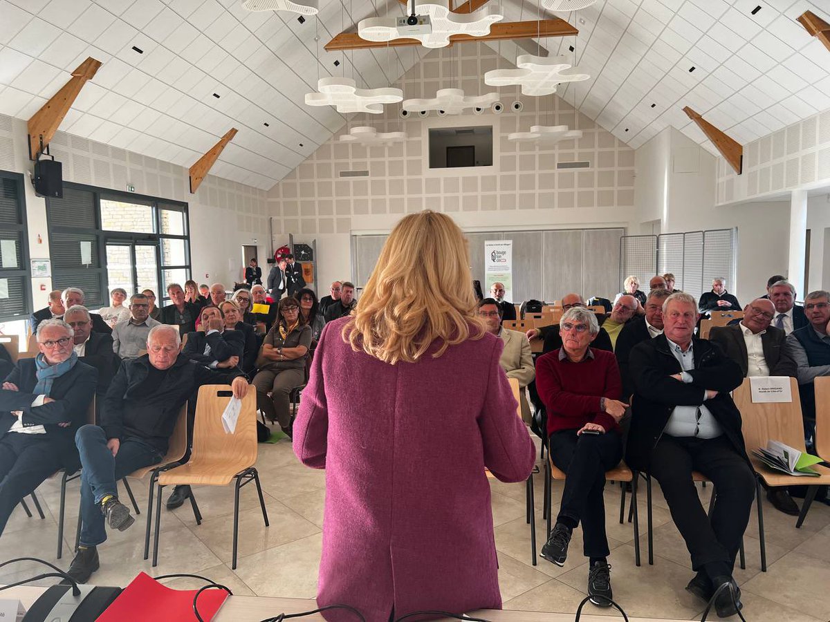 _DidierParis's tweet photo. #TdFR | Avec @MFesneau et @FaureDominique à l’occasion de l’AG des @Maires_Ruraux 🌳
Dans un département à forte composante agricole, nous avons rappelé à quel point les enjeux de l’agriculture et des ruralités étaient liés 🚜
Écoute, pédagogie et co-construction sont les clés. https://t.co/DHyzfrEQQp