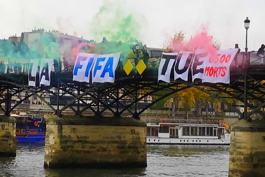LesDegommeuses's tweet photo. [LA FIFA TUE- THREAD] Aujourd’hui,dimanche 20 novembre s’ouvre la Coupe du monde 2022. Les Dégommeuses ont déployé le message “La FIFA tue”, sur le Pont de arts à Paris, pour dénoncer cette nouvelle Coupe du monde de la honte. (photo @ArgentinChloe)
#CDM2022 #FIFAWorldCup2022 1/8 https://t.co/9VB5sq69rv