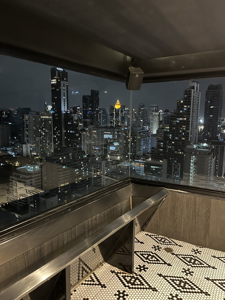 C_Soderlund92's tweet photo. Utsikten från pissoaren i #Bangkok får helt klart 5 av 5 🐝. https://t.co/GVAxTrEukh