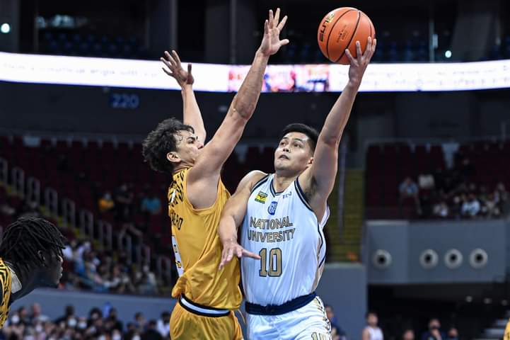 NationalUPhil's tweet photo. Semifinals bound! ✈️💛💙

NU denies UST's final four contention after defeating the latter in a 67-57 match held today at the Mall of Asia Arena. 

Player of the Game: 
John Lloyd Clemente - 19pts &amp; 4 reb

Photos: UAAP Media Bureau

#GalingNU #PusongNationalian #UAAPSeason85 https://t.co/MCNkutFfZ5