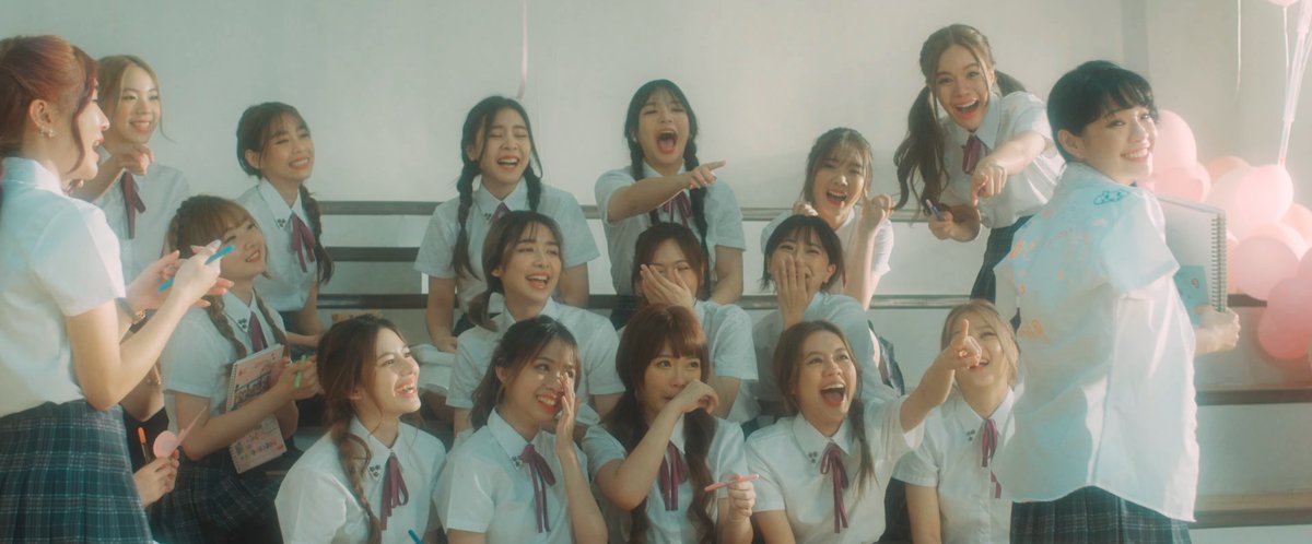 48_lungToH's tweet photo. Say Goodbye 🥹
https://t.co/4yPgbIxucw
#JiwaruDAYSTH_MV 
#JiwaruDAYSTH_1stPerf 
#BNK481stGeneration 
#BNK48 https://t.co/Z0IVLEUrtP