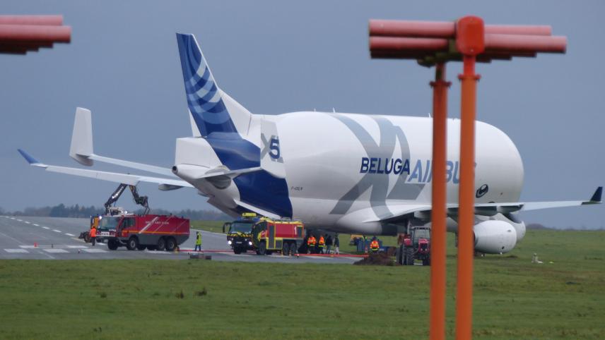 AviaExtreme's tweet photo. #Airbus #BELUGA taxis off the runway after landing at #AlbertPicardie Airport in France, becoming disabled with the landing gear off the paved surface. The runway is closed until further notice.
11/19/2022
📷 Courrier picard https://t.co/oGChXe9oJU