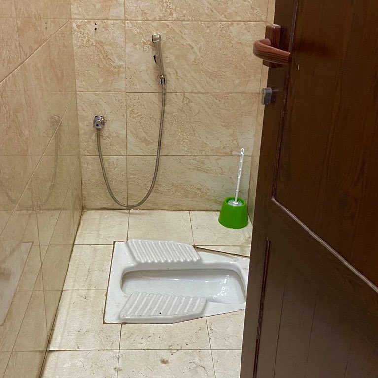 choquei's tweet photo. 🚨VEJA: O vaso sanitário do banheiro do CT onde treina a Seleção Brasileira no Catar. https://t.co/wKLn2FhKwx