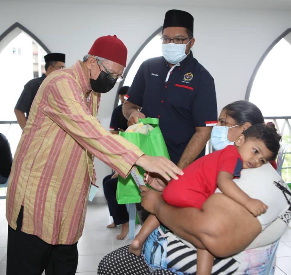 drzul_albakri's tweet photo. 4. Kanak-kanak dan generasi masa depan diperadabkan dengan nilai moral dan agama yang sesuai dengan zaman. Muslim, bukan Muslim, masyarakat Orang Asli, tak terkecuali. Saya perlu akui, masa depan mereka lebih mencabar daripada saya sendiri, Gen X (1969). https://t.co/6z5pw8suVu