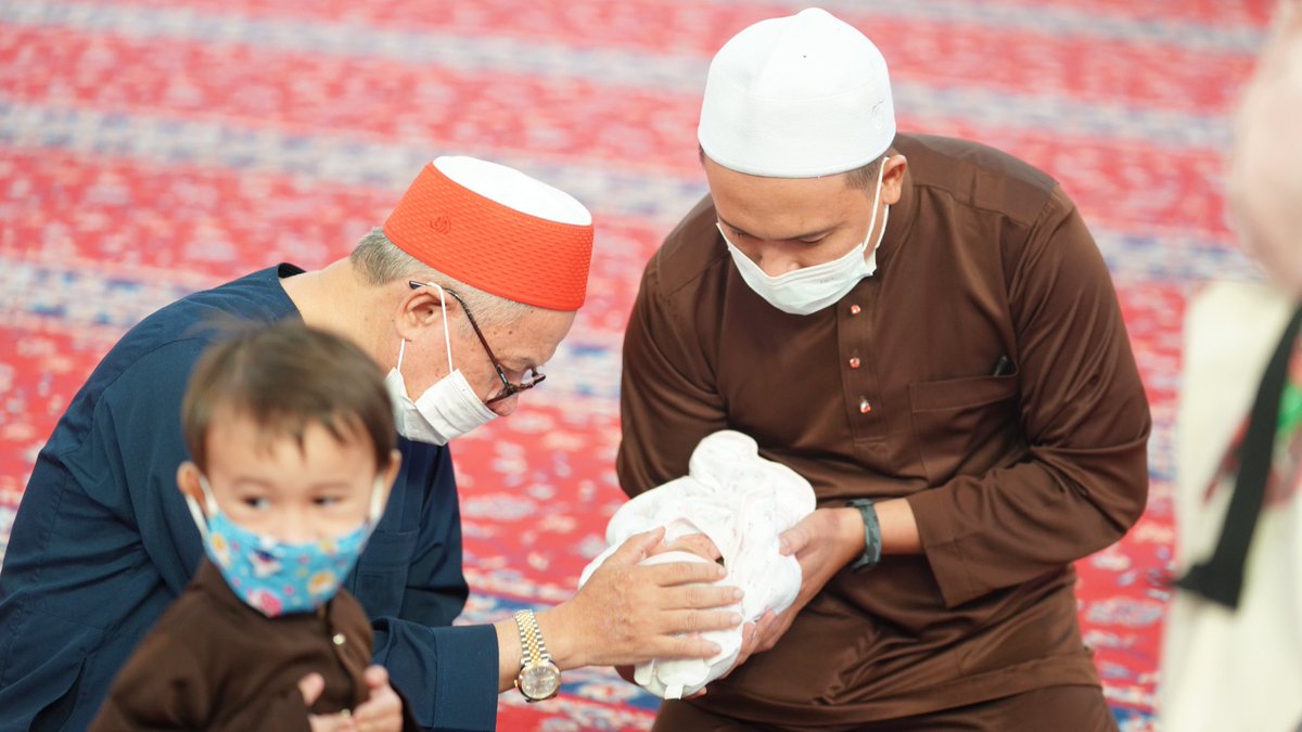 drzul_albakri's tweet photo. 4. Kanak-kanak dan generasi masa depan diperadabkan dengan nilai moral dan agama yang sesuai dengan zaman. Muslim, bukan Muslim, masyarakat Orang Asli, tak terkecuali. Saya perlu akui, masa depan mereka lebih mencabar daripada saya sendiri, Gen X (1969). https://t.co/6z5pw8suVu