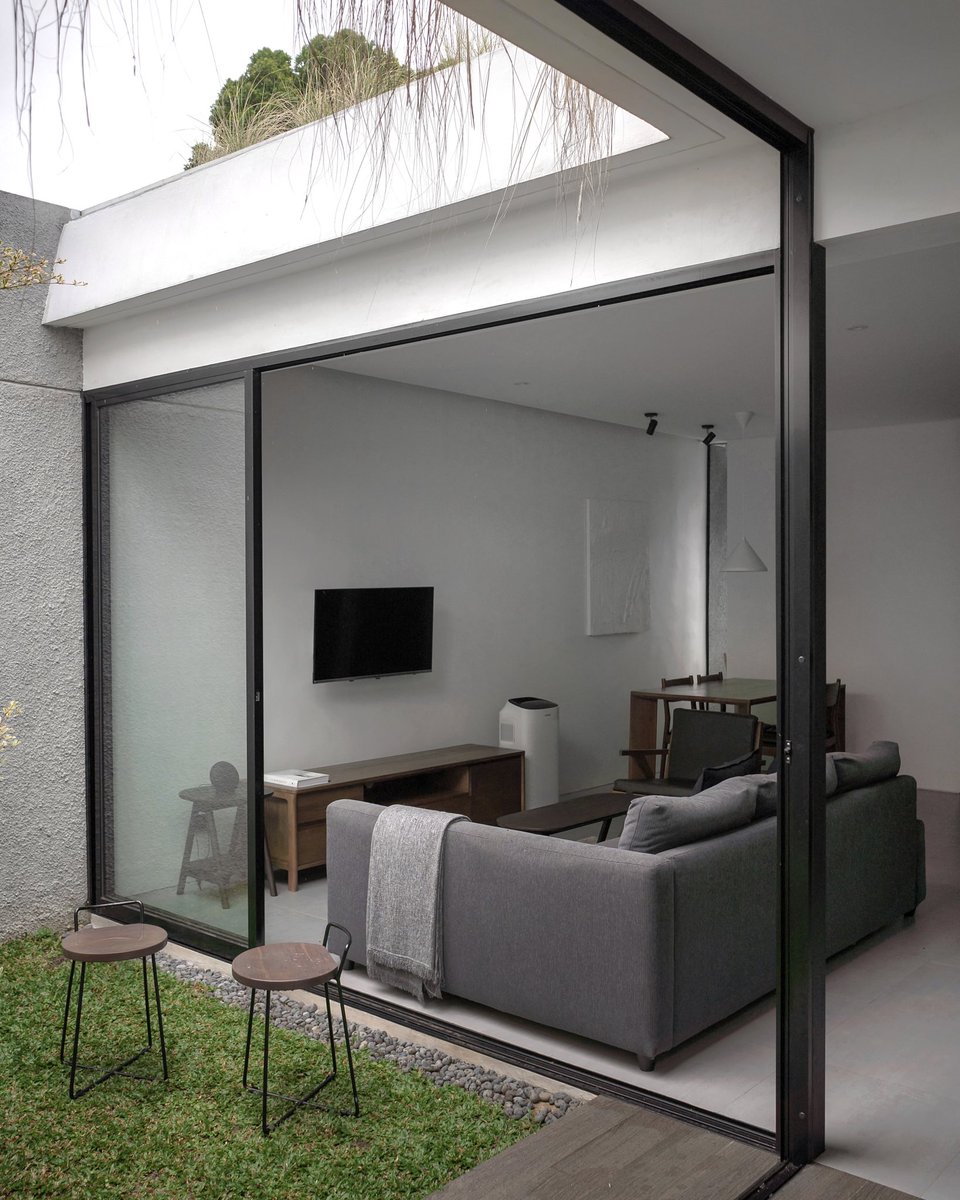 Madariyanhadi's tweet photo. Hasil kolaborasi antara istri arsitek dan suami digital creator.

Jadi, rumahnya seperti ini 🏡 #nmhouse https://t.co/hVk2a3SnlK