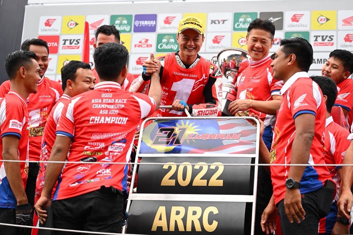 HADRwithSHOWA's tweet photo. ASB1000 Champion 2022
😎🏆 @zaqhwanzaidi21 

#asiaroadroadracing2022 #asiapower#showasuspension #poweredbymotul #showadenki #cbr1000rrr 
#hondaasiadreamracing 
#hondaasiadreamracingwithshowa 
#🇮🇩🇮🇳🇻🇳🇹🇭🇵🇭🇲🇾🇦🇺🇯🇵 https://t.co/I8rnMx0in7