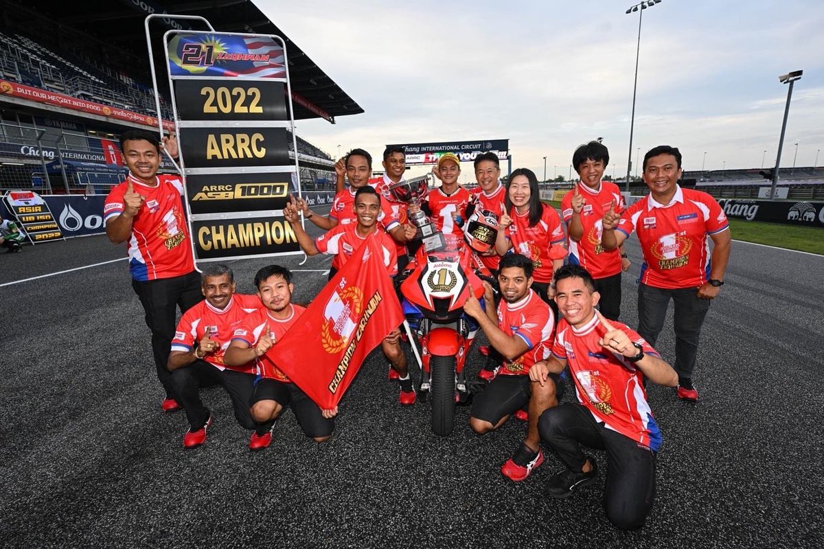 HADRwithSHOWA's tweet photo. ASB1000 Champion 2022
😎🏆 @zaqhwanzaidi21 

#asiaroadroadracing2022 #asiapower#showasuspension #poweredbymotul #showadenki #cbr1000rrr 
#hondaasiadreamracing 
#hondaasiadreamracingwithshowa 
#🇮🇩🇮🇳🇻🇳🇹🇭🇵🇭🇲🇾🇦🇺🇯🇵 https://t.co/I8rnMx0in7