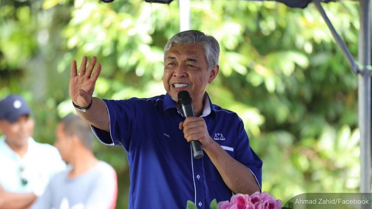 NewsBFM's tweet photo. 1. BREAKING: Barisan Nasional Chairman Ahmad Zahid has denied negotiating with GPS to form a coalition with Perikatan Nasional. 

He has also warned BN MPs elected during GE15 from signing away their support to other coalitions. https://t.co/o2LIUO44Eo