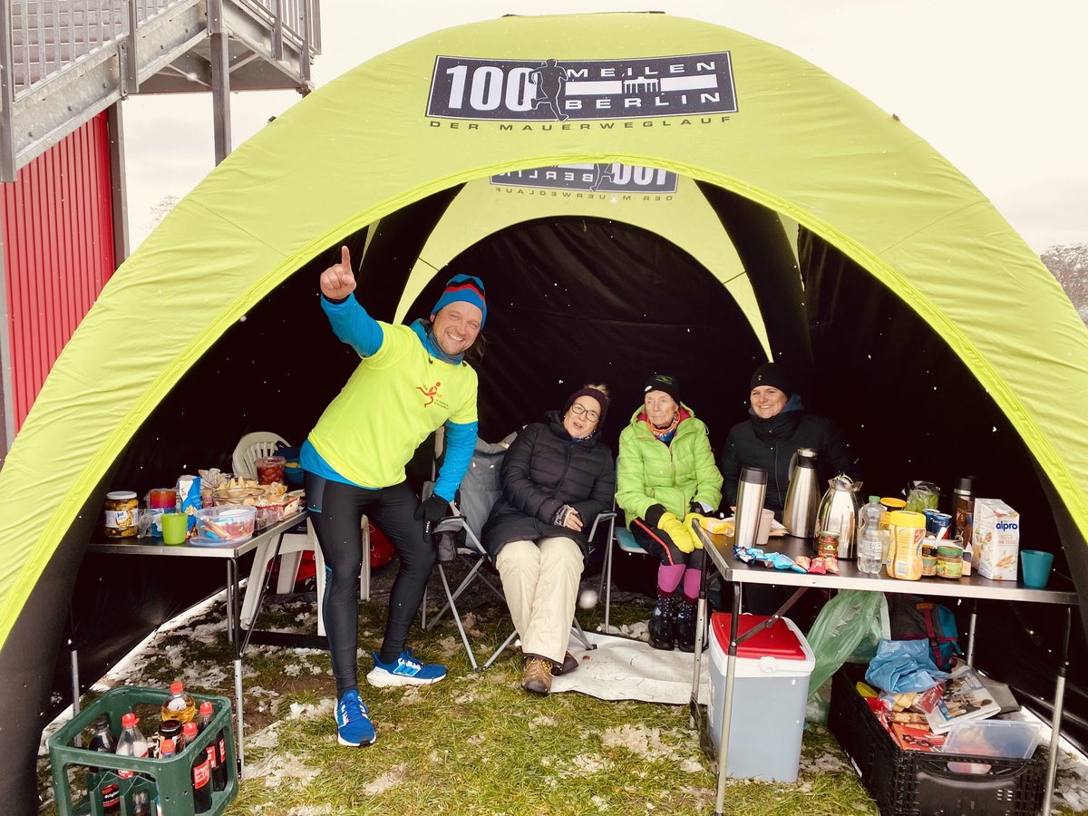 Das #Tempelhoferfeld ist wieder in weiß für einige Augenblicke gekleidet. Da #Berlinläuft es sich auf dem #100THF besonders fein. Und #RunforPeace geht immer! Ahoi