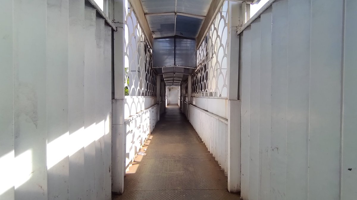 Kadang suka heran.

Pejalan kaki disuruh nyeberang pake jembatan, tapi jembatannya ketutupan baliho, dinding pembatas, etc. etc. sampe lorongnya jadi tertutup banget.

Kalo tiba-tiba ada kejadian nggak enak di JPO, niscaya bakal susah minta bantuannya.