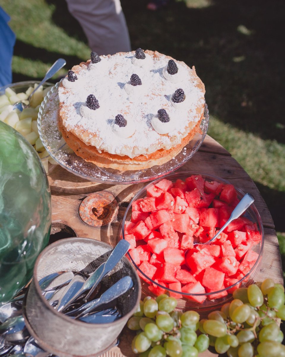 CCardamomo's tweet photo. Una delicia para los sentidos. Sabor, textura y color en una sola experiencia. Descubre nuestra selección de postres, ¡te encantarán!

#madrid #catering #postres #hojaldre #milhoja #frutas #sabor #gourmet #food #instafood #yummy #delicious https://t.co/IckWbWagsq