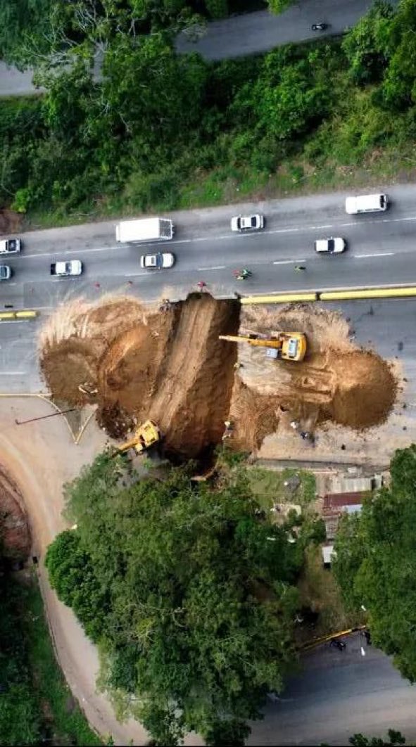 ReporteYa's tweet photo. #20Nov #ARC
@Fredyandradea: Gigantesco cráter en la autopista regional del centro, sentido Caracas - Maracay https://t.co/ExgA0ZiBDZ