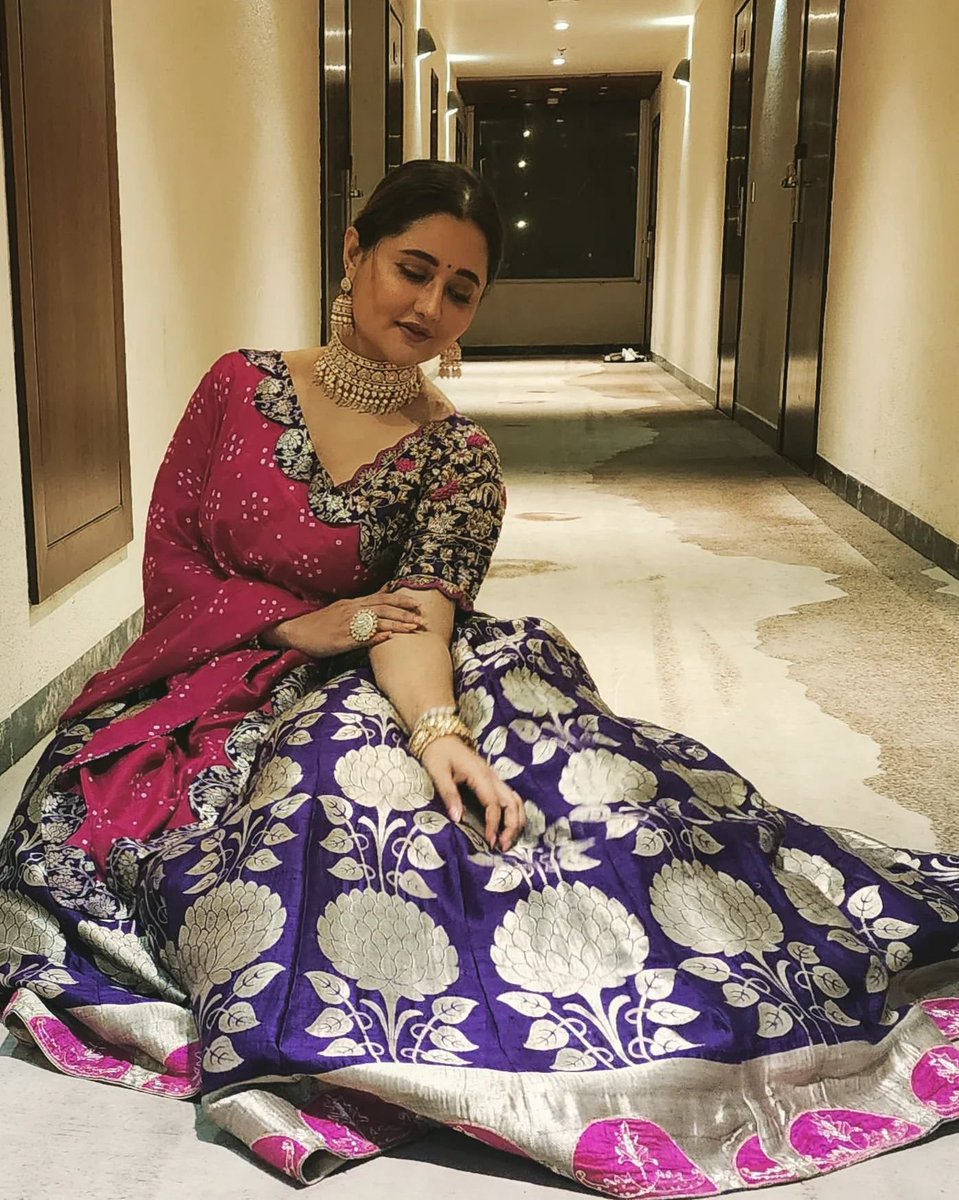 Fansxpress's tweet photo. Beauty Queen
#rashamidesai #rashamians #diva #indian #immagical✨🧞‍♀️🦄 https://t.co/TVq0hiryaJ